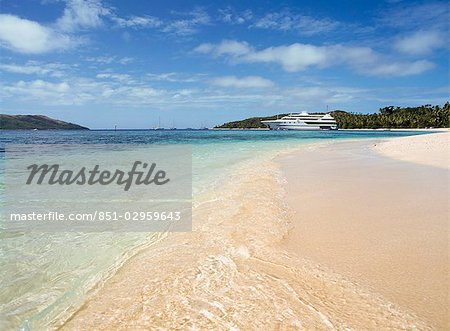Paquebot à distance, les bateaux de croisière, plage et l'océan, Nanuya Lailai Island, Fidji.