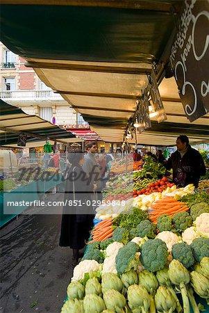 Marché des fruits et légumes dans le Quartier Latin, Paris, France