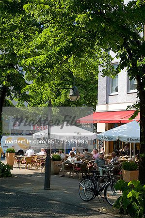 Gens assis dans le café en plein air, Berlin, Allemagne
