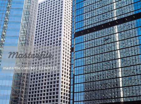 Réflexions d'immeubles de bureaux dans d'autres blocs, Hong Kong, Chine