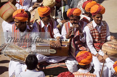 Musiker warten auf dem Festival von Jaisalmer, Rajasthan, Indien