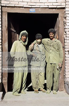 travailleurs couverts en poudre verte, Yazd, Iran