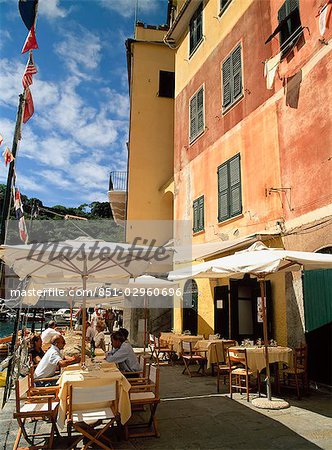 Café du front de mer dans le port de Portofino, Ligurie, Italie