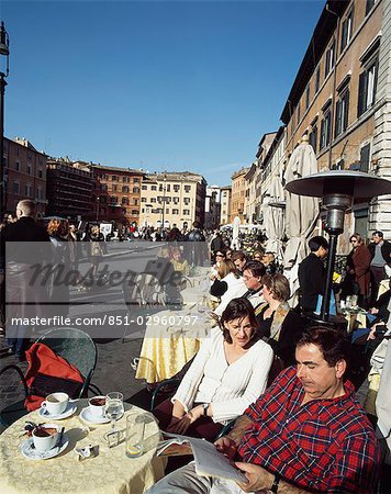 Touristes au café de piazza navona, Rome, Italie