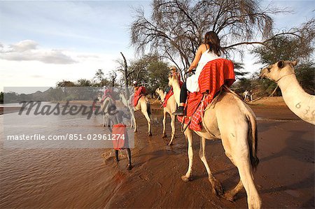 Safari de chameau le long de la rivière, Samburuland, Kenya
