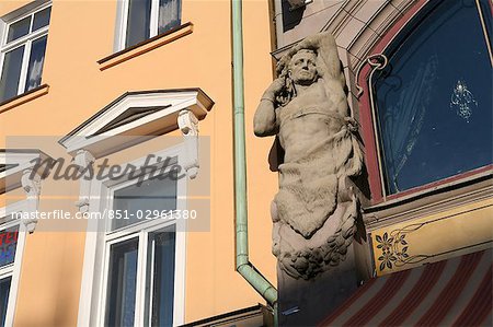 Façade ornée sur ce bâtiment, place du dôme, Riga, Lettonie