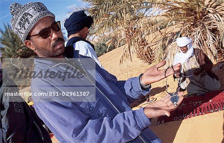 Bijoux en vente, des lacs Dawada, Edeyen Ubari, mer de sable, sud ouest, Libye.