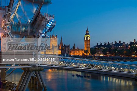 Die Skyline von London an der Dämmerung, England, UK