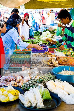 Habitants de shopping au marché de côté de la route, Kampung Penarek, Terengganu, Malaisie