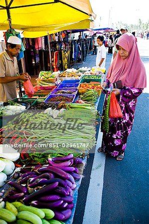 Habitants de shopping au marché de côté de la route, Kampung Penarek, Terengganu, Malaisie