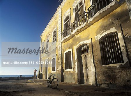 Vieux ruiné bâtiment colonial sur le front de mer de Ilha de Mocambique, Mozambique.