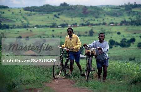 HOMMES AVEC DES VÉLOS, MALAWI HOMMES AVEC DES VÉLOS, MALAWI