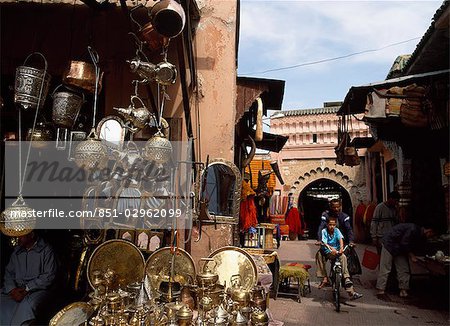 Lanternes en laiton dans le souk de la medina, Marrakech, Maroc.