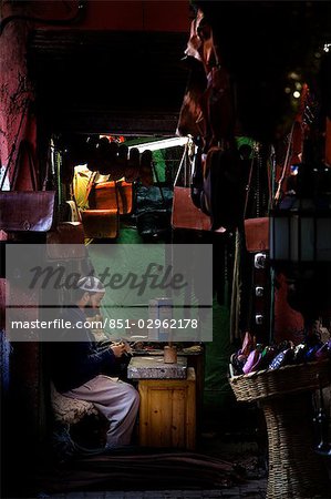 Homme faisant des sacs à main en cuir dans le souk, Marrakech, Maroc