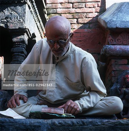 Hindou homme lisant les mantras 3, Katmandou, Népal