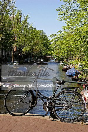 Vieux vélo de côté canal, Amsterdam, Pays-Bas, Europe