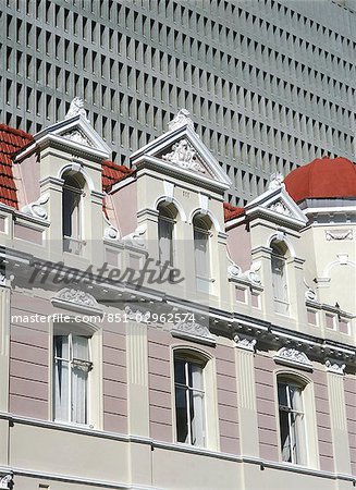 Alte koloniale Gebäude vor großen modernen Office Betonblock, Kapstadt, Südafrika.
