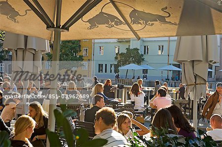 Einheimischen im Fluss Cafe, Ljubljana, Slowenien