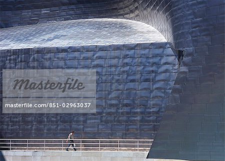 Homme qui marche par le Musée Guggenheim, Bilbao, Espagne