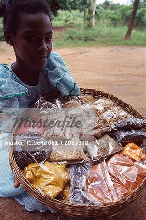 Girl holding panier d'épices, île de Zanzibar, Tanzanie