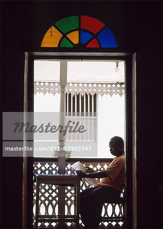 Mann liest Zeitung, Stone Town, Sansibar, Tansania