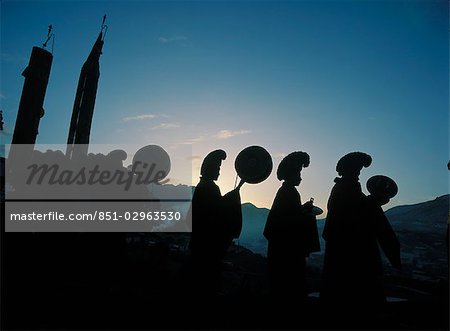 Moines portent des tambours, des cymbols et des bannières avant l'aube pour aller effectuer des thangka géant cérémonie dans le cadre du festival Monlam (nouvel an tibétain), Sertang monastère Langmusi, Amdo, au Tibet oriental.