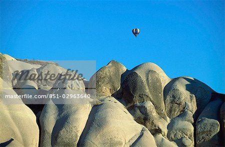 Ballon à air chaud sur un paysage en Cappadoce, Turquie