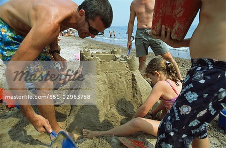 Famille des châteaux de sable, sable plage, Weymouth, Dorset, en Angleterre, UK