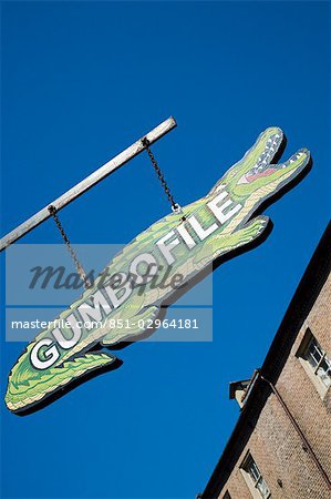 Un crocodile en forme de signe pour Gumbofile, un café bar, dans le quartier français, la Nouvelle-Orléans, Louisiane, Etats-Unis
