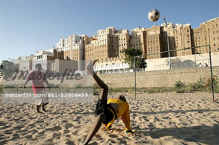 Garçons jouant au football, murs de Shibam, vallée de Hadramawt, Yémen