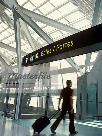 Homme portes d'embarquement entrant, l'aéroport International Pearson, Toronto, Ontario, Canada