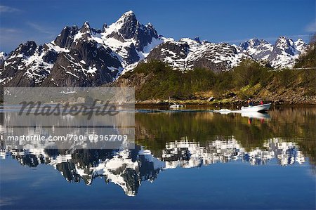 Bateau à moteur et vue panoramique, Raftsund, Lofoten, Norvège