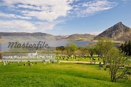 Friedhof und szenische Ansicht, Borge, Lofoten, Norwegen