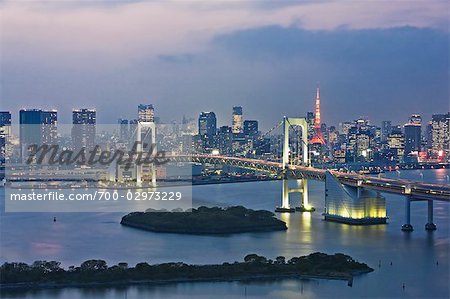 Pont de l'arc-en-ciel et la Skyline de Tokyo, Japon Pont de l'arc-en-ciel et la Skyline de Tokyo, Japon