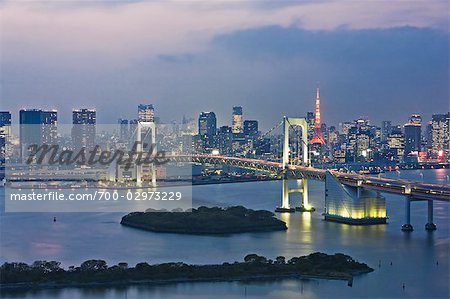 Pont de l'arc-en-ciel et la Skyline de Tokyo, Japon