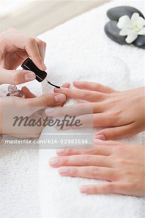 Frau bekommen Nägel poliert während der Maniküre