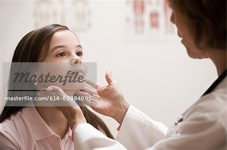 Médecin examinateur girl