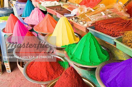 Poudres colorées dans le marché de mysore