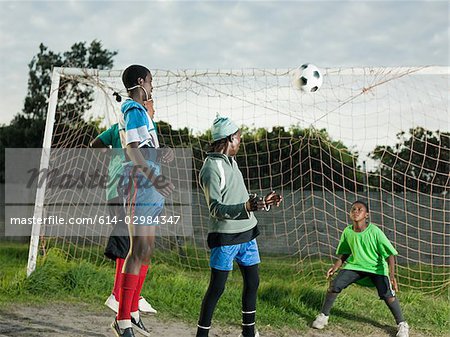 Jeunes garçons jouant au football