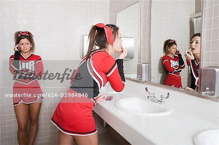 Pom-pom girls dans les toilettes