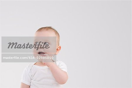 Baby mit Finger in Mund