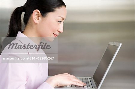 Femme japonaise à l'aide d'un ordinateur portable