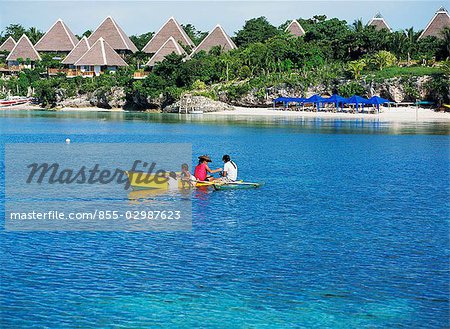 Famille sur bateau à Panglao Island Nature Resort