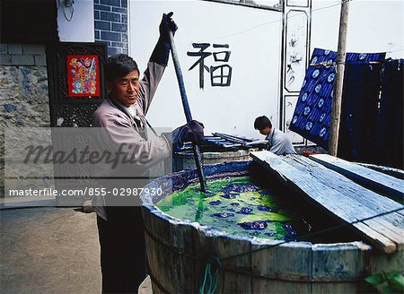 Usine de teinture bleu foncé à Dali, Yunnan, Chine