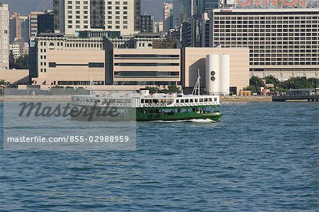 Star ferry en cours d'exécution dans le port de Victoria avec HK Arts Museum à l'arrière-plan, Hong Kong
