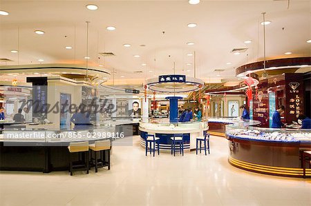 Compteurs de bijoux en magasin New World, Shanghai, Chine