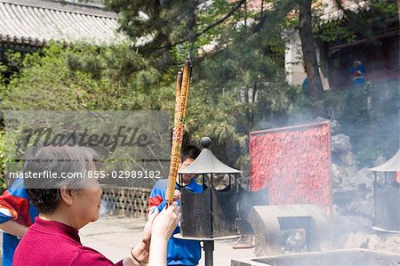 Fidèles au Temple Tanzhesi, environs de Beijing, Chine