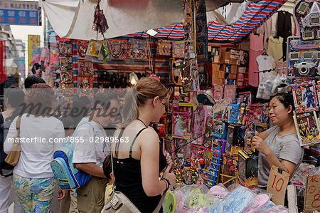 Boutique de touristes Street, Mongkok, Hong Kong, de la femme