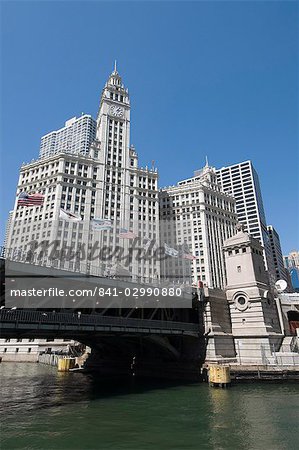 Pont sur le fleuve de Chicago avec le Wrigley Building en arrière-plan, Chicago, Illinois, États-Unis d'Amérique, l'Amérique du Nord