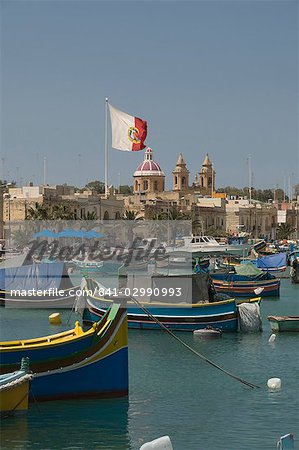 Farbenfrohe Fischerboote genannt Luzzus bei den Fischen Dorf Marsaxlokk, Malta, Mittelmeer, Europa